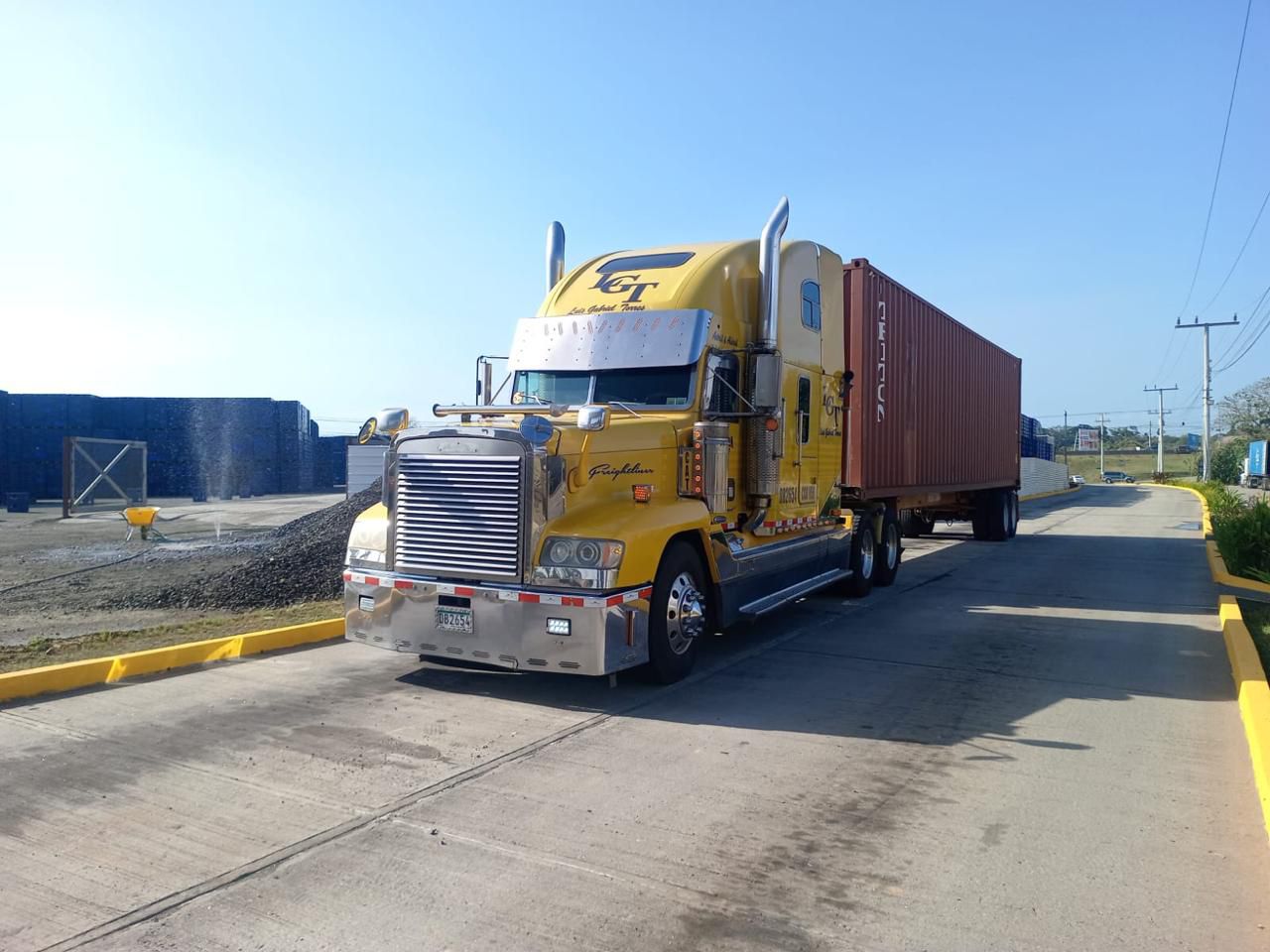 Camión TRANSPORTE VENTURA en carretera
