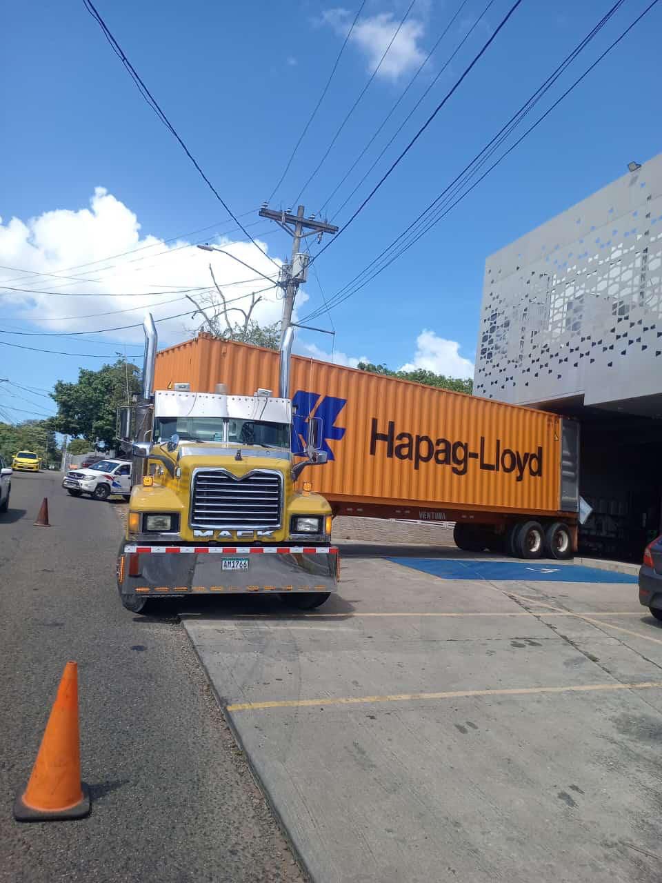 Flota en patio industrial